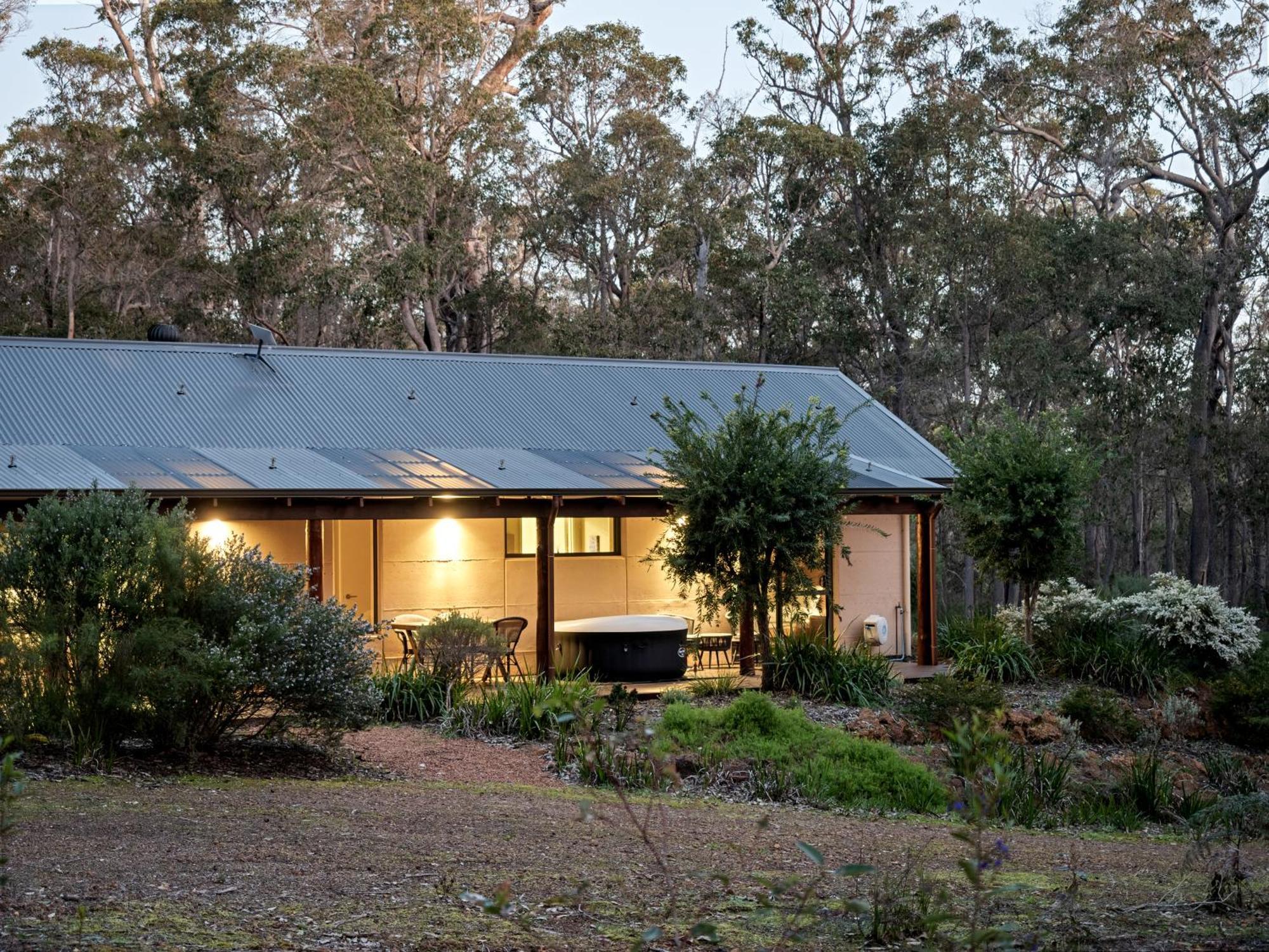Jarrah Grove Forest Retreat - Adults Only Luxury Chalet Rosa Glen Bagian luar foto