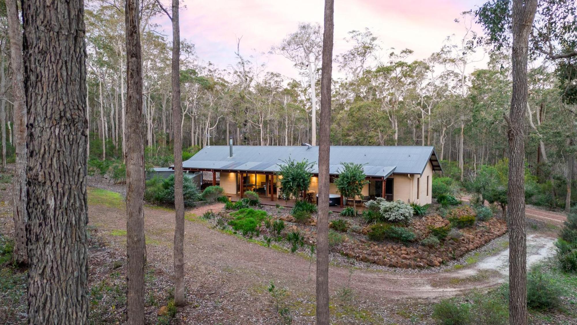 Jarrah Grove Forest Retreat - Adults Only Luxury Chalet Rosa Glen Bagian luar foto